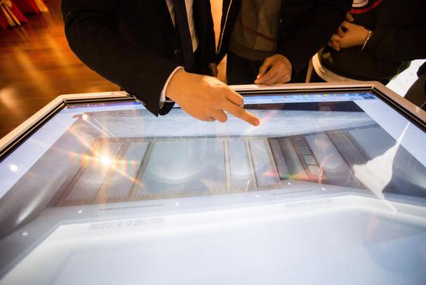 组图：90后房产销售员 一年能卖5.5个亿