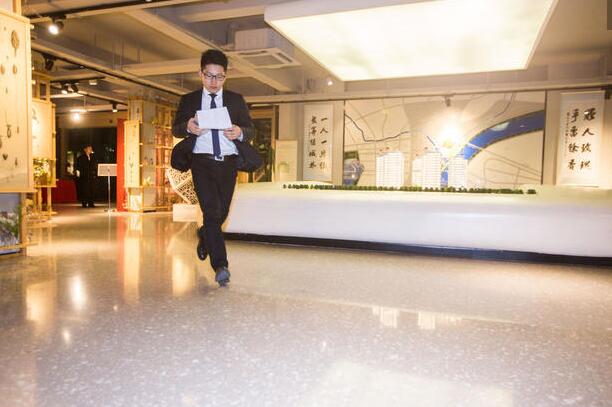 组图：90后房产销售员 一年能卖5.5个亿