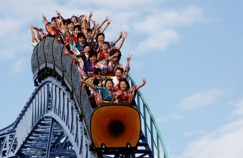 年轻人穿着和服参加成年礼。