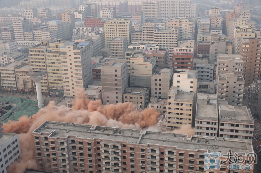 郑州最大城中村爆破拆迁 数栋大楼轰然倒塌