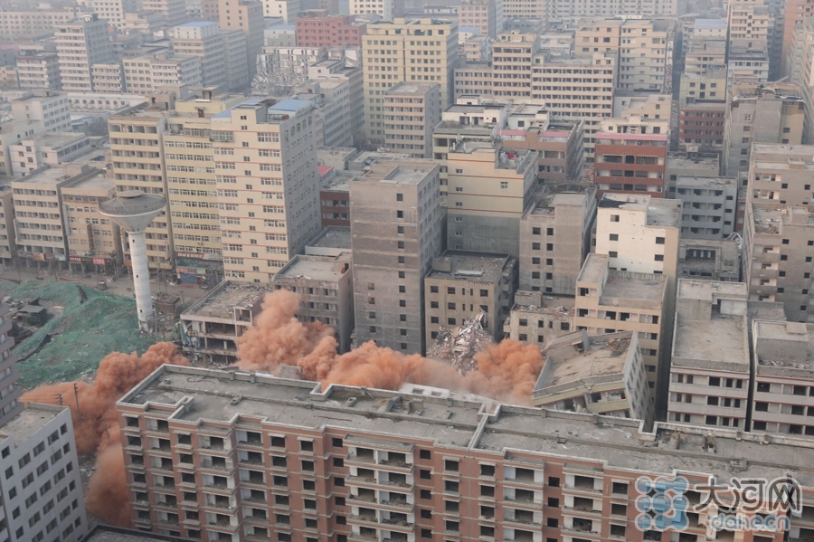 郑州最大城中村爆破拆迁 数栋大楼轰然倒塌