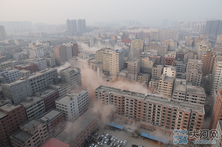郑州最大城中村爆破拆迁 数栋大楼轰然倒塌