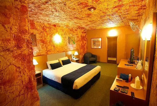 澳洲地下小镇住着三千多人：教堂、餐厅、赌场一应俱全