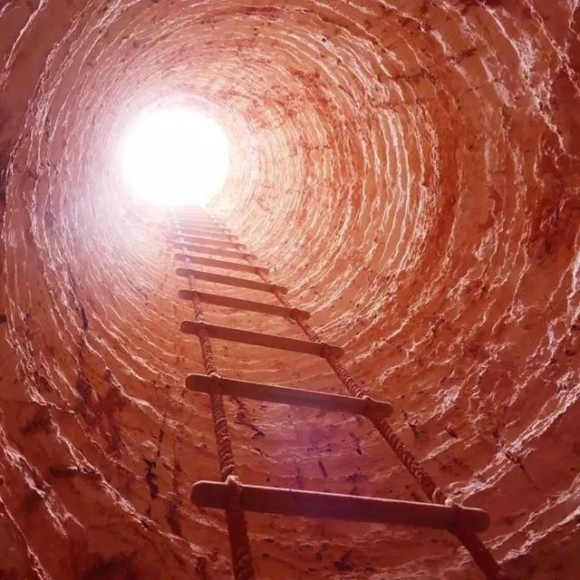 澳洲地下小镇住着三千多人：教堂、餐厅、赌场一应俱全