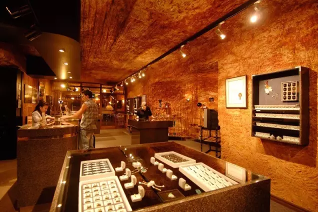 澳洲地下小镇住着三千多人：教堂、餐厅、赌场一应俱全