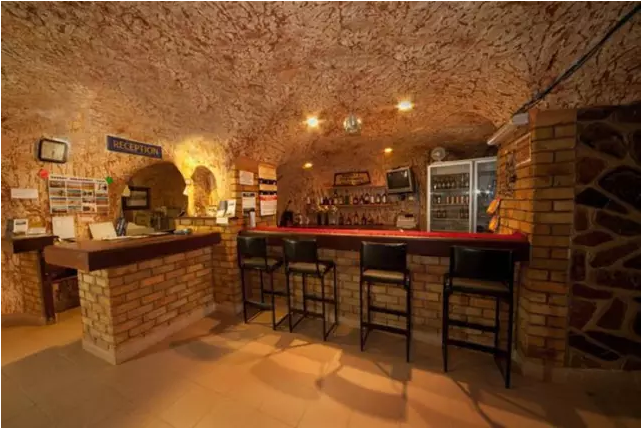 澳洲地下小镇住着三千多人：教堂、餐厅、赌场一应俱全