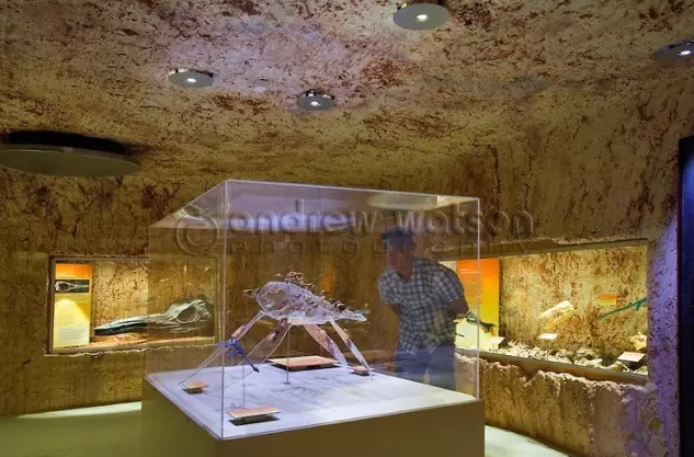 澳洲地下小镇住着三千多人：教堂、餐厅、赌场一应俱全