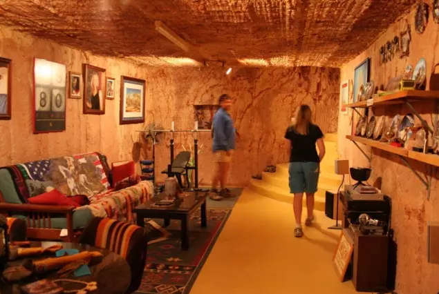 澳洲地下小镇住着三千多人：教堂、餐厅、赌场一应俱全