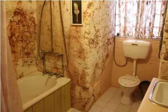 澳洲地下小镇住着三千多人：教堂、餐厅、赌场一应俱全