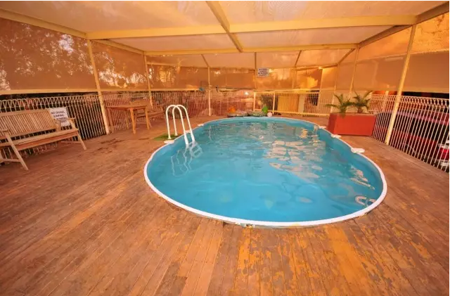 澳洲地下小镇住着三千多人:教堂、餐厅、赌场一应俱全