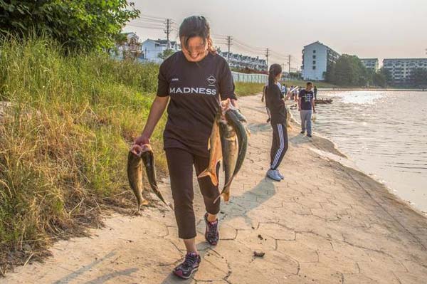 公园池塘缺氧养鱼户发愁,市民徒手捞鱼