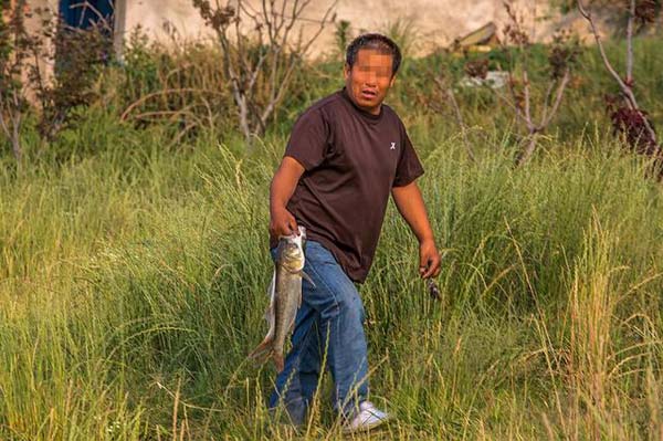 公园池塘缺氧养鱼户发愁,市民徒手捞鱼