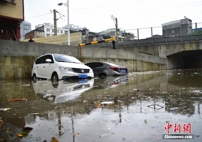 6月13日早上6时许，广西柳州市下起倾盆大雨，致使该市柳江区拉堡镇乐都大道涵洞积水约2米，多辆停放在此的车辆被水泡。该涵洞还未启用，附近不少居民将此处当停车场，而入口处被绿色的铁丝网围住，悬挂着“施工重地，闲人免进”，“施工通道，禁止停车”等字样的警示牌。 王以照 摄