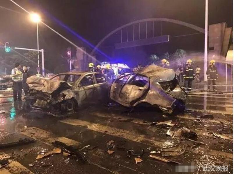 今天（15日）凌晨，汉口沿江大道三阳路口发生惨烈一幕：一辆轿车追尾一辆的士后失控，与对向行驶的四辆轿车连环相撞，其中两辆轿车起火燃烧，两人不幸身亡，四人受伤。来源：武汉晚报