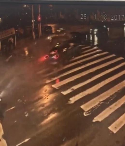 据的哥毛望华介绍，凌晨1点半左右，他驾车在沿江大道往长江二桥方向行驶，当时，他将车停在右边的慢车道上，当三阳路口绿灯一亮，他便启动的士刚起步，突然听到“嘭”的一声巨响，“顿时觉得脑袋嗡嗡的，我本能踩了一脚刹车，后来什么也不知道了。”52岁的毛师傅回忆起来仍心有余悸。