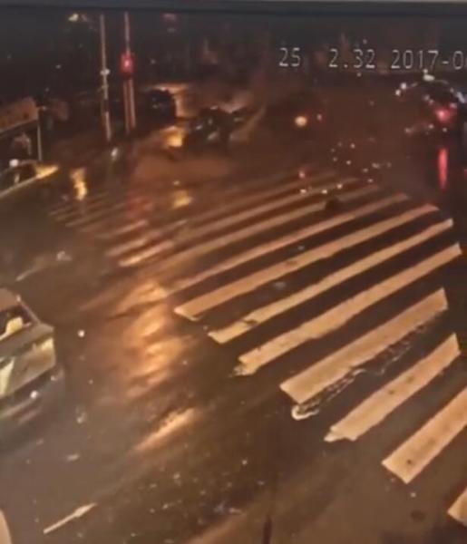 目击者李小宁算是非常幸运的。事发时，他驾车距离毛师傅有四个车位远，全程目睹了整个车祸。李小宁告诉记者，一辆英菲尼迪轿车追尾前面的一辆的士后，突然失控后与对于对向行驶的4辆轿车发生连环相撞，其中车牌号分为鄂AX**83和鄂A6**R5的轿车相撞后很快燃起大火。鄂A6**R5轿车上一名男子奋力爬出驾驶室，并被路人及时拖离现场。“我看到两辆轿车上都有人没能出来。当时有数名路人准备施救，无奈火势太大，根本无法靠近。”李先生遗憾地说。