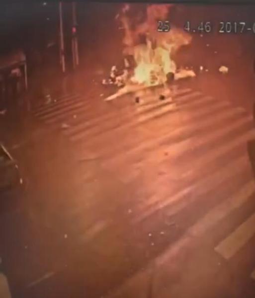 凌晨3点，两辆殡仪馆的车赶到现场，大约半小时后，两车相继离开。