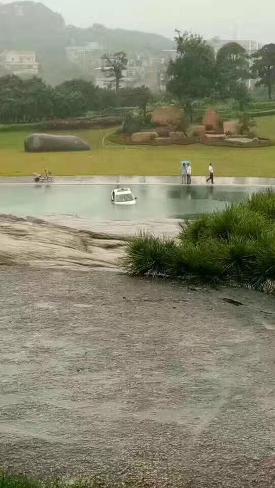 福建一高校池塘成“百慕大”：淹车无数