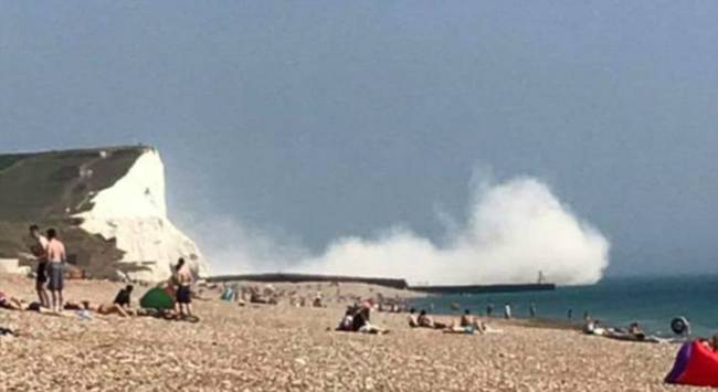 英国一悬崖崩塌 5万吨石灰岩倾泻而下(组图)