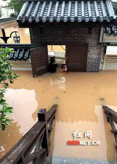 平日里行人走车的大门口，如今停泊着船只，让人产生一种错觉，这不是长沙版的“水城威尼斯”吗？