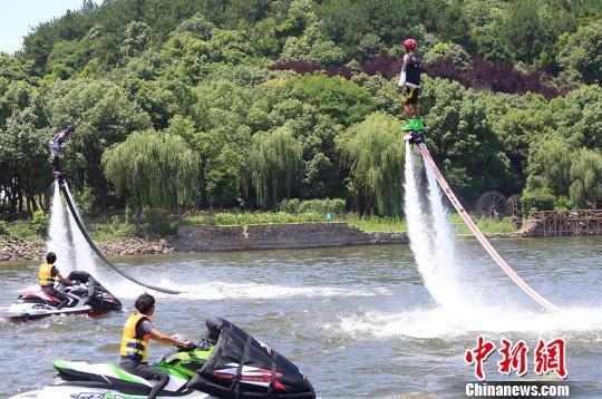 编队表演由多条摩托艇组成队形表演。　寒单　摄