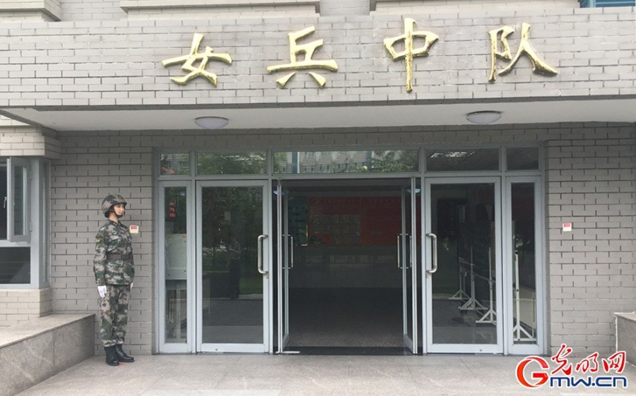 7月17日讯, 20岁的毛雯是一个直爽的川妹子，她脸上一直挂着得体的微笑“这当然是练出来的，对呀，用筷子。” 同样年轻的朱莹莹住在她的对门。“每天早起、整备、然后训练。夏天训练量会有什么变化？就是训练中间会休息一次而已。冬天？和平时一样啊。”语气之轻松，让人不禁怀疑四季是否真的在这里失效。她们和生活在这栋楼里的近百位姑娘一样，都是解放军三军仪仗队女兵中队的一员。从2014年解放军三军仪仗队首现女兵到现在不过三年，但她们已完成了抗战胜利70周年阅兵、赴巴基斯坦阅兵、香港回归祖国20周年军乐汇演等重大仪仗司礼