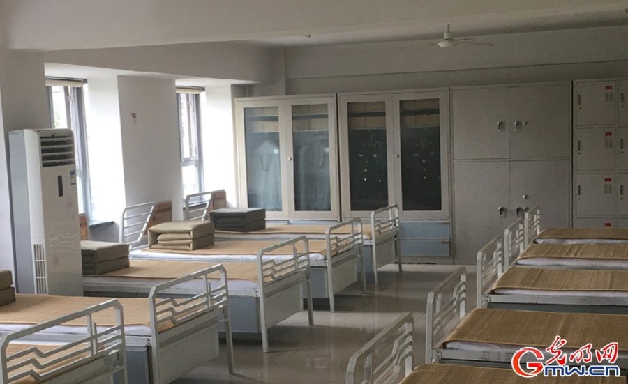 刚上二楼就听到一片清脆的读书声音。推开房门，十四位女兵中队的姑娘围桌而坐，正在进行政治学习。十四张床上，十四个“豆腐块”整整齐齐。