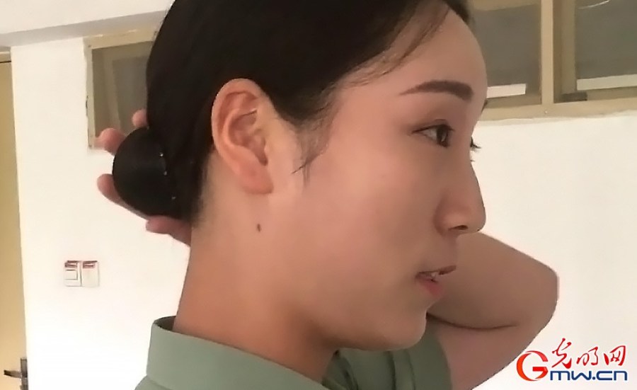 13cmX6cmX6cm，三军仪仗队女兵中队不仅对女兵的身高有着不低于1米73，不高于1米80的严格要求，对盘发的发髻也有精确到厘米的标准。经过训练，毛雯现在完成这样一个发髻只需要1分钟左右。