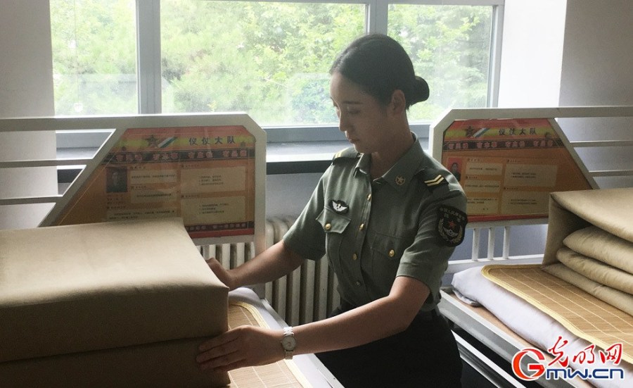 作为家里的独生女，毛雯已经两年没有回过家了。每年她的父母只有7天来和女儿相聚。