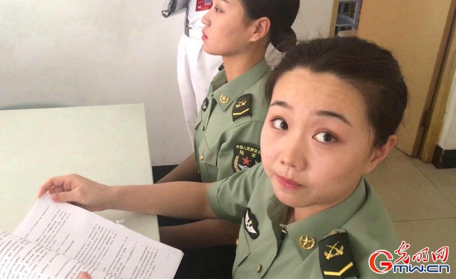 另外一间寝室里，女兵中队二班的朱莹莹谈起了每天的生活：早上6点起床收拾内务，8点出操，10点开始训练，到了晚上，则有丰富的休闲活动供她选择。据了解，女兵中队全天训练的时长达6个半小时。