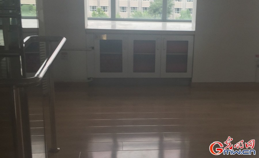 除了俱乐部还有形体室。每天晚上8点后，这里总少不了来练瑜伽的女兵。