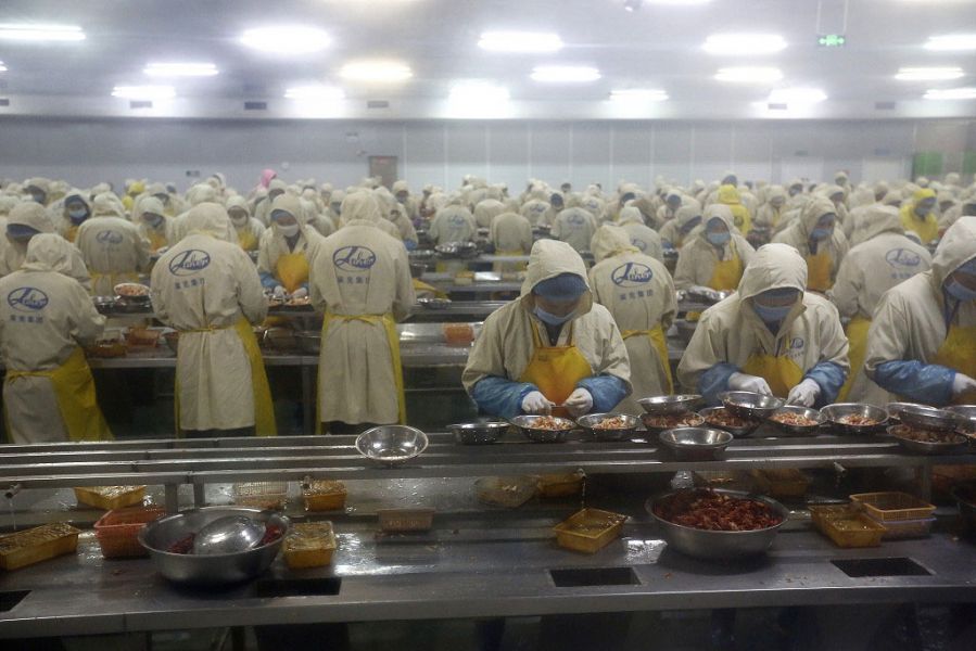 2017年7月15日，在湖北省潜江市一家小龙虾食品公司生产车间看到，5000多名工人双指飞舞，熟练地剥起虾仁。这些剥虾工是临时召集来得，一个工人剥1斤虾球能赚14元。旺季结束后，工人们就要解散回家。在生产加工车间，数千名工作人现在数千人现场剥小龙虾虾球。场面十分壮观。来源：视觉中国