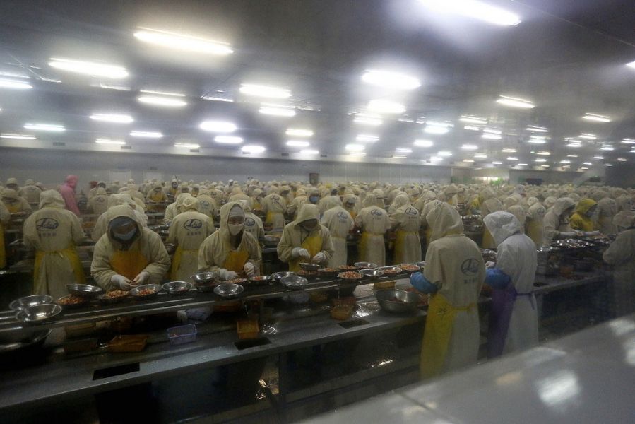 作为全国最大的淡水龙虾加工出口基地，潜江市的龙虾年加工出口能力达到30万吨以上，现有大小加工企业13家，主要分布在园林、熊口、龙湾、浩口、后湖、杨市等地。