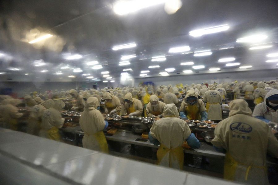 “目前公司整个龙虾生产车间拥有员工2000人，日加工量可达150吨，产品出口合格率99%以上。销售旺季每天可以发8个货柜的集装箱运输车，约160多吨产品，直接运到深圳、上海、青岛等港口工厂负责人说道。