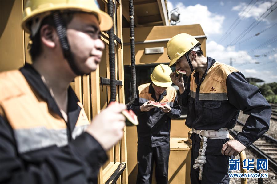 (图片故事)(2)酷暑里的铁路“蜘蛛侠”