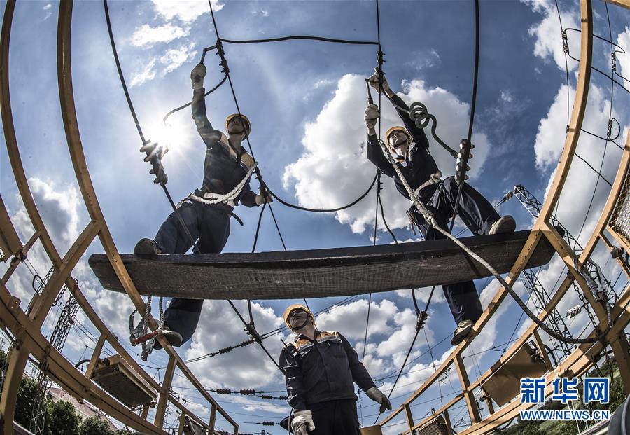 (图片故事)(3)酷暑里的铁路“蜘蛛侠”