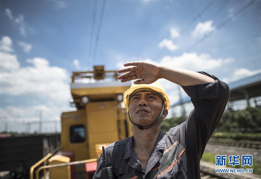 (图片故事)(4)酷暑里的铁路“蜘蛛侠”