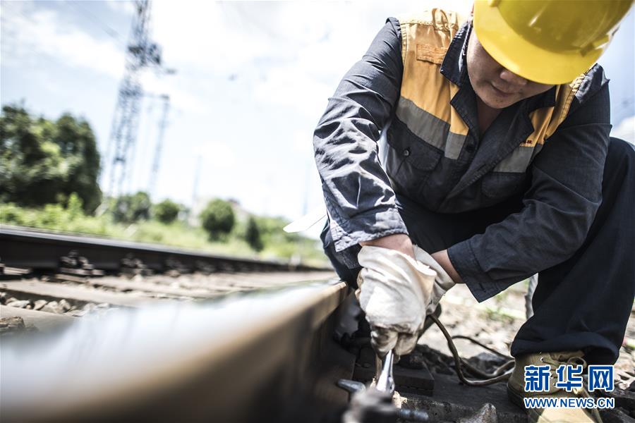 (图片故事)(5)酷暑里的铁路“蜘蛛侠”