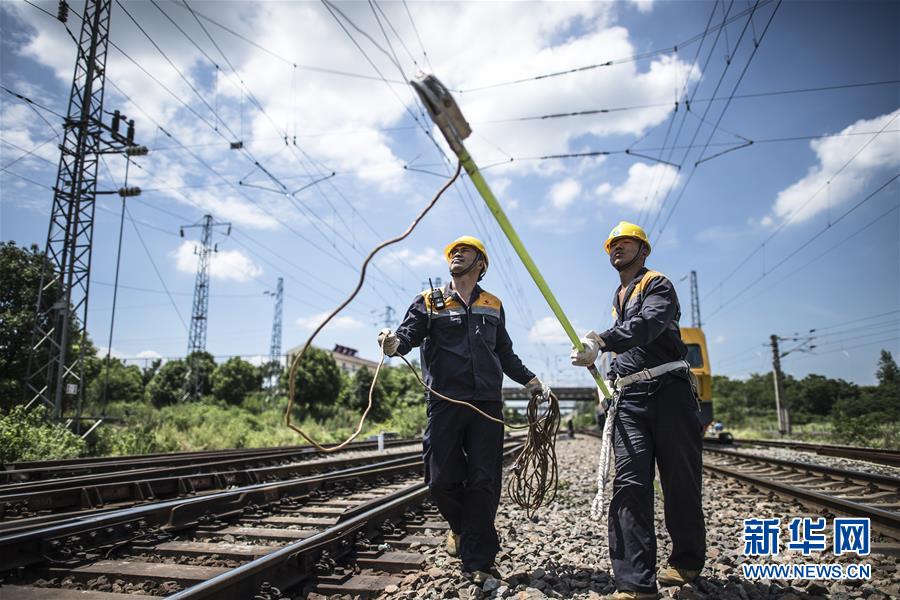 (图片故事)(6)酷暑里的铁路“蜘蛛侠”