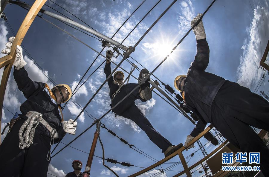 (图片故事)(7)酷暑里的铁路“蜘蛛侠”