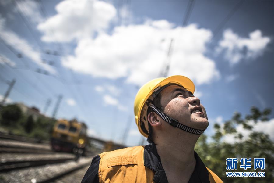 (图片故事)(8)酷暑里的铁路“蜘蛛侠”