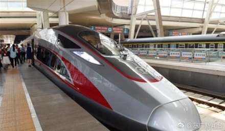 降速6年后，中国高铁将在不久后重回“时速350”时代。27日8点38分，中国标准动车组“复兴号”驶出北京南站，在京沪高铁开展时速350公里体验运营。4个多小时的时间里，“复兴号”将在京沪高铁北京到徐州间实现往返。中国铁路总公司透露，预计九月中旬京沪高铁实施新的列车运行图后，将组织“复兴号”按时速350公里正式上线运营。届时，京沪高铁全程运行时间在4个半小时左右。来源：@新华视点