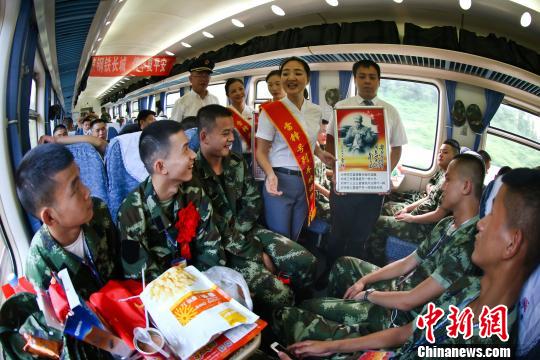 江西入伍新兵乘坐列车去往军营场面温馨