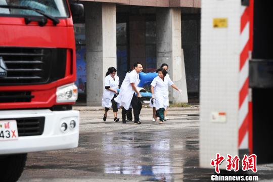 出动消防和联动车辆25辆。　赵春亮 摄