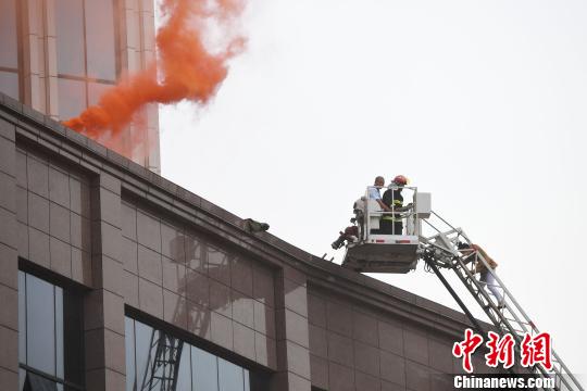 高层建筑火灾事故综合应急演练。　赵春亮 摄