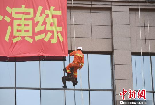 由18家联动单位共同参与的应急演练在新余市一高楼举行。　赵春亮 摄