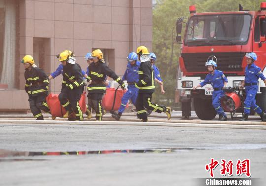 130多人参与救援演练。　赵春亮 摄