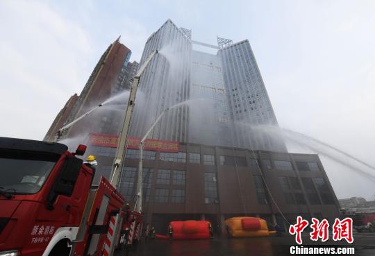 相关负责人表示,演练检验了应急预案的科学性、实用性和可操作性。 赵春亮 摄