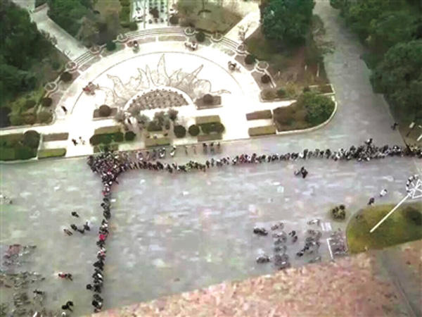 图书馆楼前，清晨6点就已经排起了长队。 本文图片均为都市快报 图