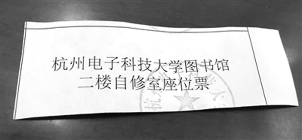 外国语学院大三的林同学开玩笑说，这场面比春运火车票还火爆，图书馆自修室的自习位子，居然这么多人来排队，平时学生之间很和谐，一到抢自习位子时候，居然能争得面红耳赤。